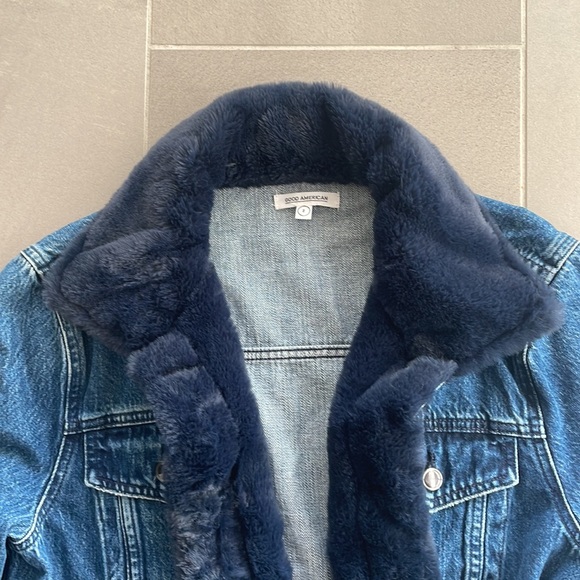 Good American the Luxe touch faux fur trim denim jacket - Picture 5 of 17